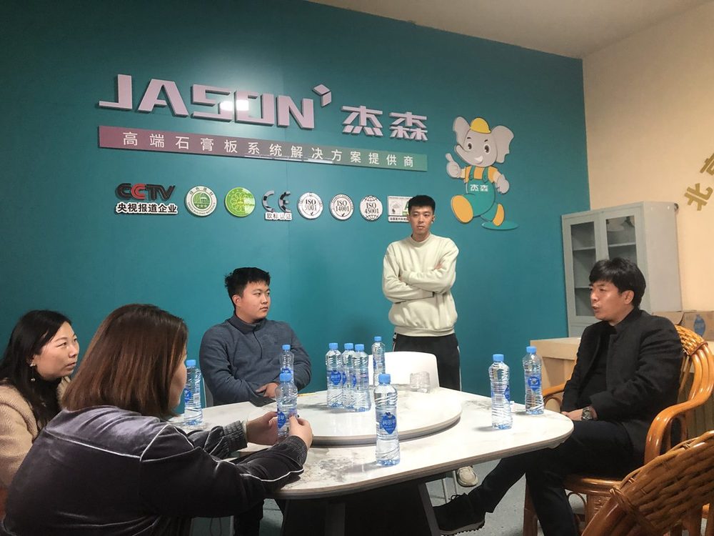 Lideranças da Sociedade de Economia de Recursos Naturais visitam o showroom da Jason em Pequim